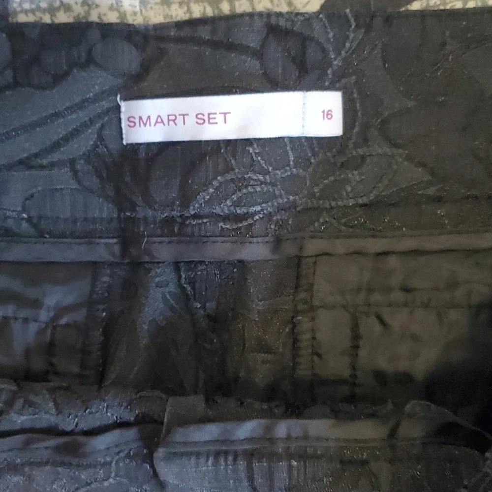 Smart set Black Embossed shorts size 16 - Picture 2 of 4